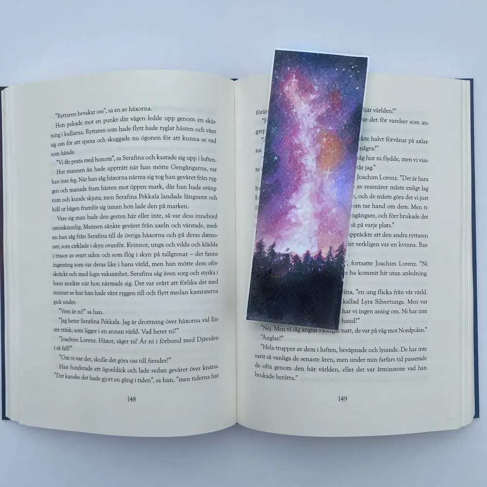 Printat och laminerat bokmärke med egendesignat motiv av en galax.🌌 💙Vattentåligt och perfekt för sommarens läsning!  ✨Frakt 15✨ . Övrigt.