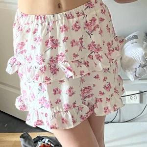 Kjol - Så gullig kjol i väldigt bra skick💕 står ingen storlek med passar mig med xs/s