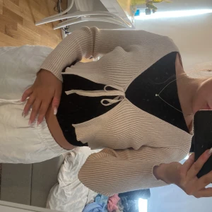 Kofta - En liten kortare kofta som man knyter