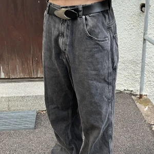 Jeans Baggy - Baggy district 46 jeans, passar flera storlekar då det är resår där bak. Men jag är en storlek Small och tycker de sitter jättebra. Nypris 900-1000kr.  Jag och min pojkvän delar på dom :)