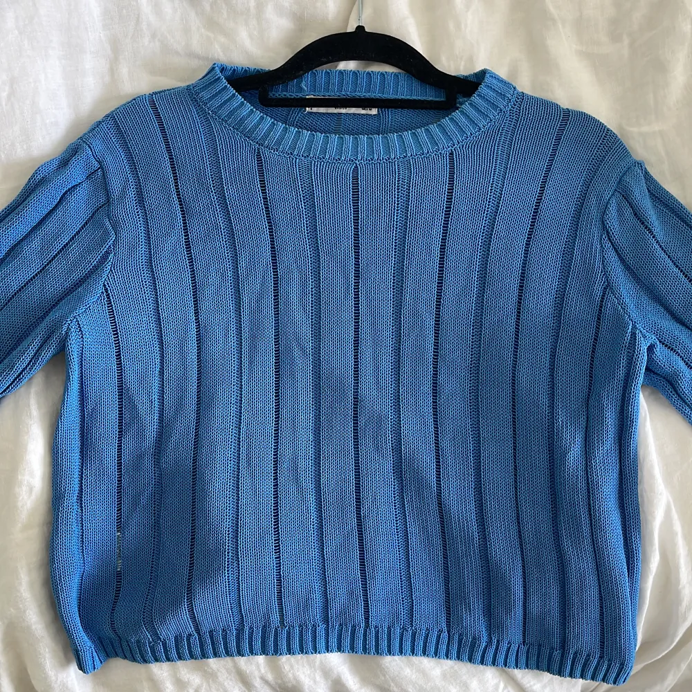 En snygg blå tröja från Zara i storlek s/m. Den är lätt och luftig, jätte bekvämt nu till sommarn. Tröjan är nästan ny, mycket god skick.. T-shirts.