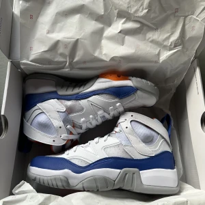 Jordan jumpman Two trey (white hyper royal) - Helt nya / Äkta skor Original låda och kvitto medföljer. Skriv om du har frågor om priset, flera bilder, etc. Va inte blyg ☺️ 