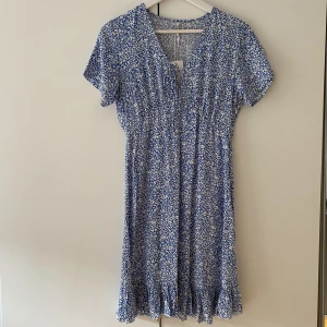 Blå klänning - Storlek S. Aldrig använd, prislappen kvar.