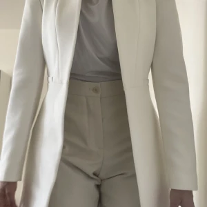 Vit kavaj - Vacker vit kavaj i storlek xs. Använd bara en gång. 