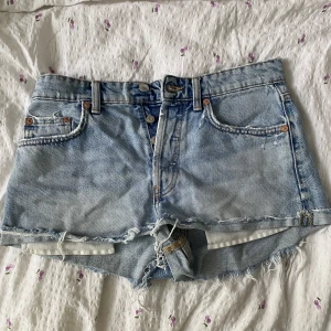 Shorts  - Säljer ett par mid rise shorts ifrån zara💕