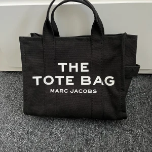 Marc jacobs väska (liten) - Säljer äkta marc jacobs väska utan band. Har använt 1-2 gånger annars helt som nyskick. 