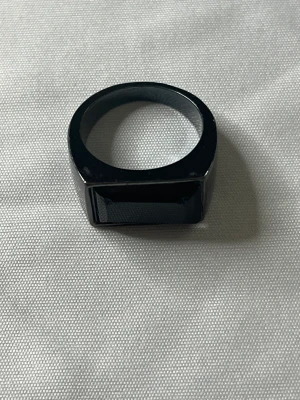 Ring  - Helt ny fick i födelsedagspresent var för stor. Ni står för frakt🙂