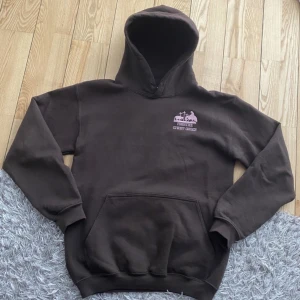 Vintage gildan hoodie  - Vintage gildan hoodie i strl S, boxy fit. Fits S/M. Brun färg o riktigt skön hoodie. Superfint skick. Lätt snyggaste tröjan.