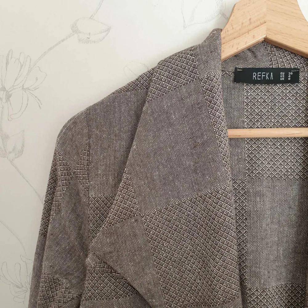 🥐FÖRST TILL KVARN!🥐 En riktigt unik kappa som är köpt från turkiet, fina mönster och passar verkligen academia stilen, då den ser vintage ut🩷 använd endast få gånger så mycket fint skick.. Jackor.
