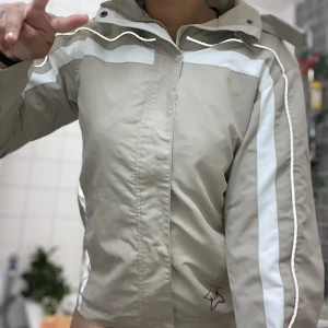 Reflex jacka - Snygg jacka med reflex material Idk vilken storlek men passar mig som har xs-s , dragkedjan är trasig (därför det låga priset) men går lätt att fixa + den har även knappar 