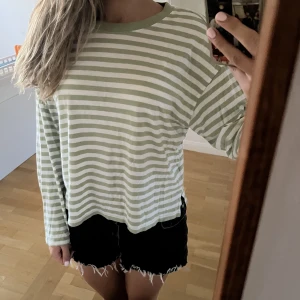 Randig långärmad  - Grön- och vitrandig långärmad tröja från monki💚 