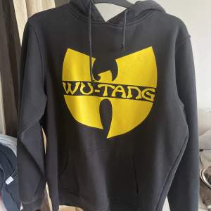 En wu-tang hoodie i storlek M. Perfekt för dig som tycker om Wu-tang och oldschool rap. Passar både tjejer och killar ☀️ 