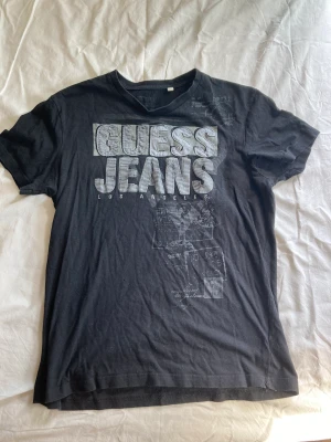 Guess t-shirt - Litet hål på magen, XL