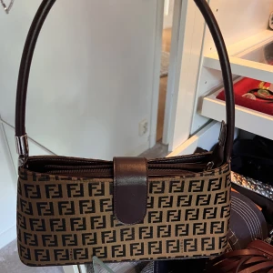 Fendi väska - Säljer denna fendi väska som är köpt second hand. Tror ej den är äkta för det fanns inget äkthetsbevis men är jättefin och i fint skick!