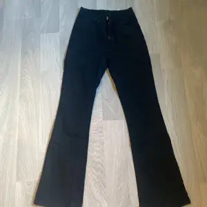 Svarta midwaisted flare jeans 