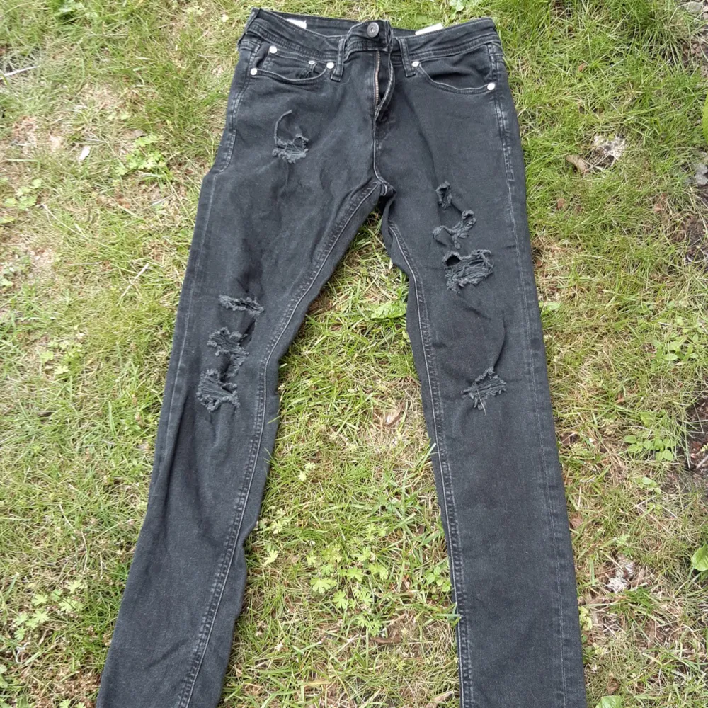 Ett snyggt svart par av jeans från jack & jones. Helt äkta såklart och har små spår av användning . Jeans & Byxor.