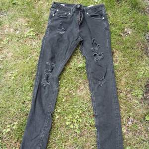 Ett snyggt svart par av jeans från jack & jones. Helt äkta såklart och har små spår av användning 