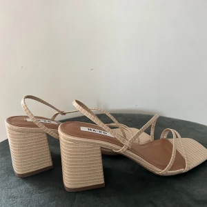 Klackskor  - Helt nya skor från NAKD, oanvända pga för stora men glömde skicka tillbaka. Köparen står för frakt.