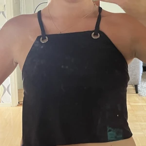 Mocka topp - Superfin mocka liknande topp med detaljer. Sparsamt använd💞