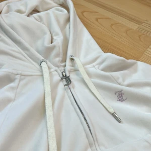  Juicy tröja - Säljer en jätte fin juicy couture tröja som är i väldigt bra skick men inte kommer till användning. Står ej för frakt.