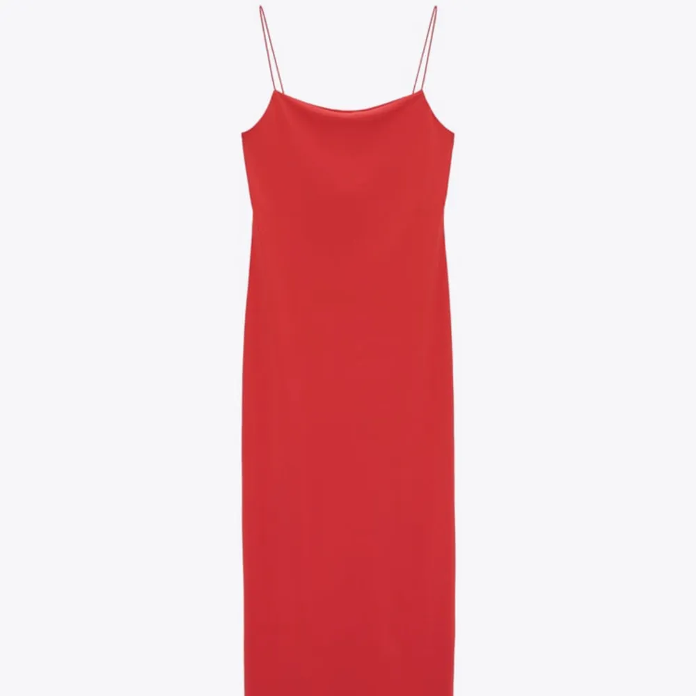 Jättesnygg röd klänning från zara, perfekt nu för sommaren. Enbart testad! ❤️🍒. Klänningar.