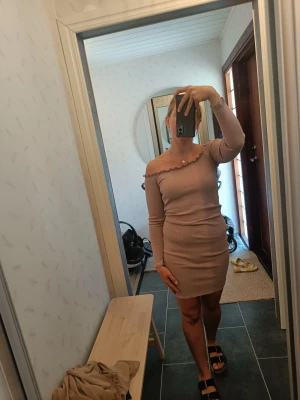 Offshoulder klänning - Superfin offshoulder-klänning. Ett par tråddragningar upptill/baktill men annars i mycket fint skick. Stretchigt material, superskön att ha på sig! Gammelrosa i färgen. Storlek S.  Endast använd fåtal gånger.