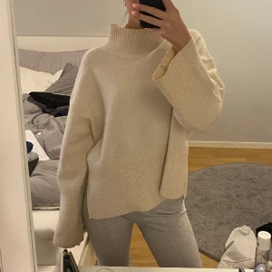 Stickad tröja  - Vit stickad tröja med slits och vida ärmar ifrån Gina i bra skick❤️