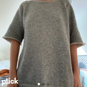 Tröja - Säljer en stickad kortärmad tröja från uniqlo i storlek M men passar även mindre storlekar 🩵