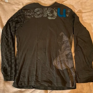 Desigual långärmad - Jättecool långärmad köpt second hand🙏🙏 den är en 2000s desigual och den har coola mönster, tryck och broderier👌😺