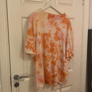 Tie-dye tröja  - En orange tie- dye tröja 