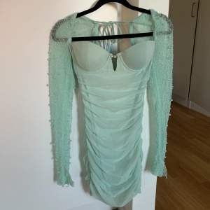 Säljer denna supersnygga klänning från oh polly då den tyvärr ej kommer till användning, 500kr + frakt