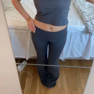 Hm yoga pants - Säljer vidare då dom inte passade! Jättefina yogapants från hm💕 Lånade bilder från hon jag köpte av💓