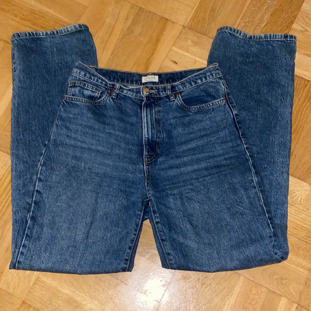 Högmidjade jeans i bra skick. Breda i passformen. Farkut & Housut.