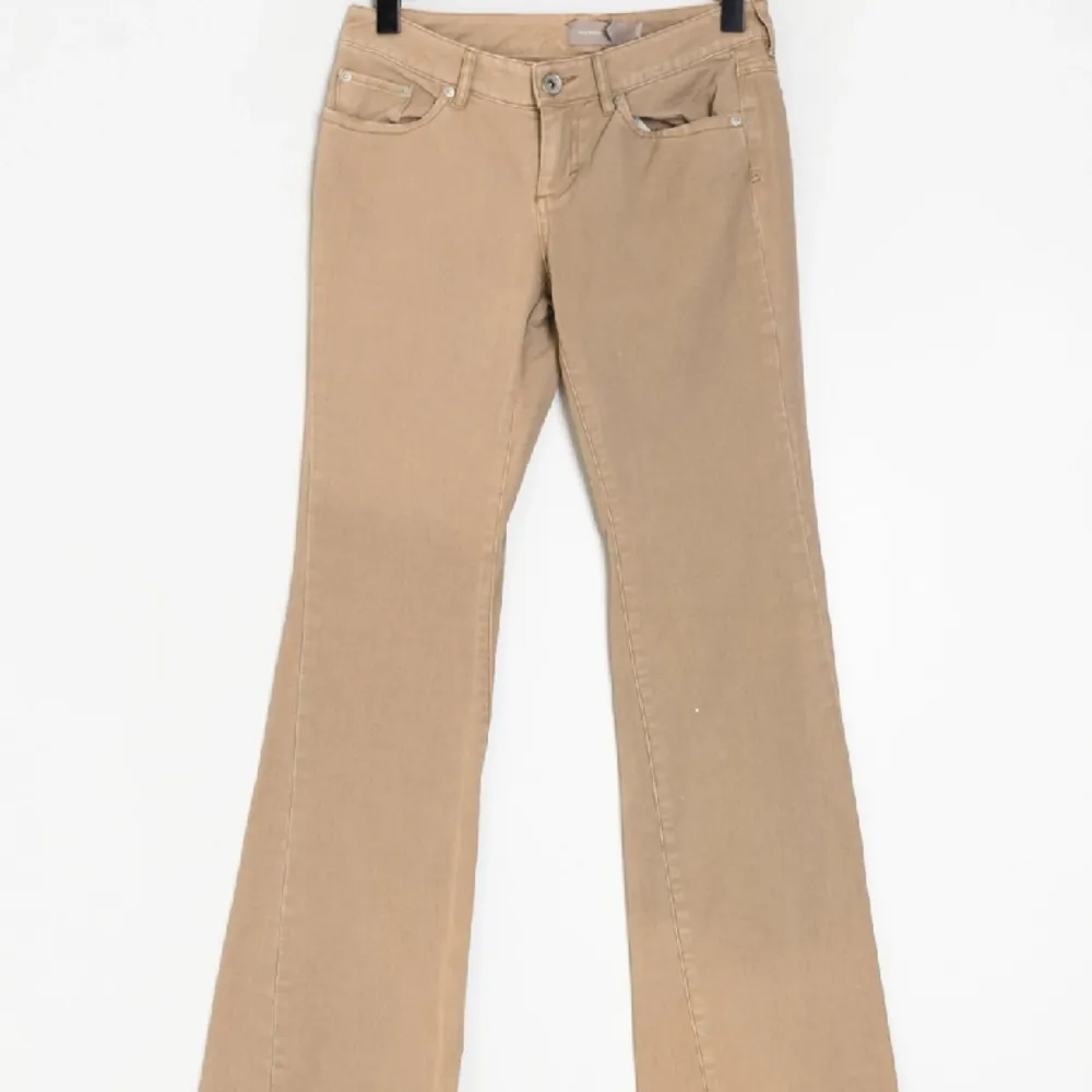 Säljer mina supersnygga bootcut jeans i beige färg med cool detalj på fickorna❤️‍🔥 Sitter perfekt och är lågmidjade. Dm för fler bilder eller frågor 💕 Inga defekter och i stort sätt nyskick! Midjemått: 38cm rakt över, Innerbenslängd 81cm. Jeans & Byxor.