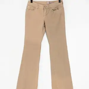 Säljer mina supersnygga bootcut jeans i beige färg med cool detalj på fickorna❤️‍🔥 Sitter perfekt och är lågmidjade. Dm för fler bilder eller frågor 💕 Inga defekter och i stort sätt nyskick! Midjemått: 38cm rakt över, Innerbenslängd 81cm