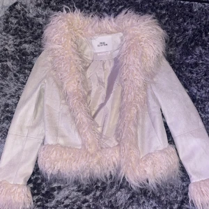 päls jacka - super fin beige päls jacka från urban outfitters (ser rosa ut men är beige irl) säljer pga att den inte kommit till användning 🤍