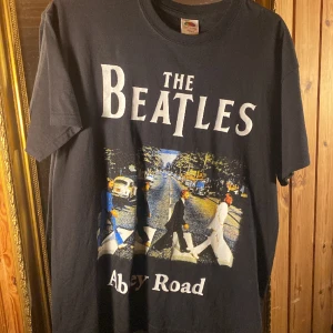 Beatles Tröja - Oanvänd En litet hål på baksidan 