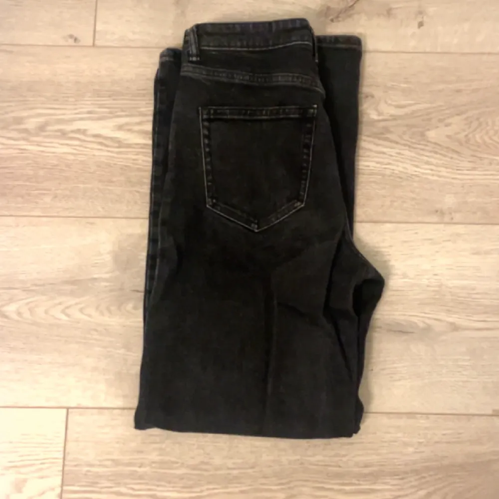 Säljer dessa svarta jeans från märket Only. Storlek 28/32 och är något korta för mig som är 170💖 köpta för 449kr. I bra skick, skriv för fler bilder🫶🏻 Kolla in mina andra annonser där jag säljer kostymbyxor och en jacka🩷. Jeans & Byxor.