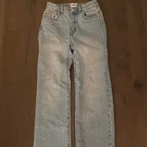 Straight jeans från lager 157. Strl 150 men sitter som strl 150-158. Det är inget fel på byxorna har bara inte fått användning för dem. Säljer för 100kr och köparen står själv för frakt.