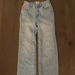 Straight jeans - Straight jeans från lager 157. Strl 150 men sitter som strl 150-158. Det är inget fel på byxorna har bara inte fått användning för dem. Säljer för 100kr och köparen står själv för frakt.