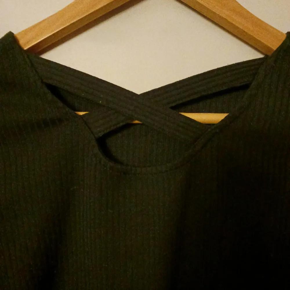 Jag säljer en fin ribbad tunn långärmad tröja med ett kryss i ryggen, använd många gånger men i ett bra skick ändå, inga hål eller liknande. Tröjor & Koftor.