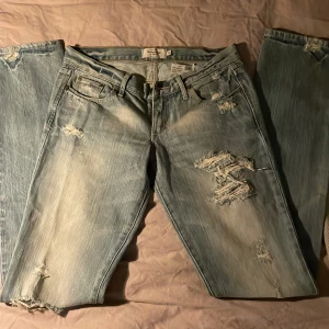 Jeans - Jättesnygga jeans från abercrombie and fitch med coola slitningar. Midjemåttet är 74. Bra skick 