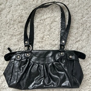 Väska - Vintage handväska, så fin. Lite sliten på banden som man ser på bild 1, men inget som märks eller stör vid användning. Vill du köpa trycker du på köp nu, jag postar inom 24h