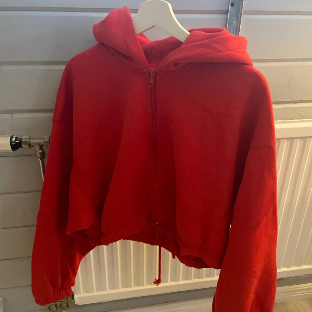 Röd zip hoodie, använd fåtal gånger. Storlek S. Hoodies.