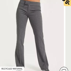 kostymbyxor nelly - aldrig använda för de ej passa mig, prislapp är kvar och nypris är 400