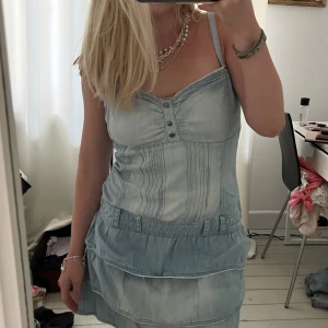 Denim volangklänning - Sjukt snygg volangklänning i jeansmaterial ❤️