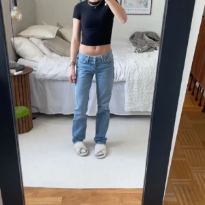 Jeans - Säljer mina low waist/mid waist jeans. Super fina men har tröttnat på dem. Straight leg😊