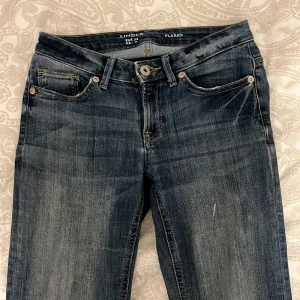 lågmidjade jeans - Bootcut lågmidjade jeans. Har en färgfläck och är lite slitna där nere