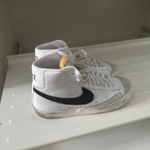 Nike blazer mid - Snygga sneakers från Nike! Använd ett fåtal gånger. Endast varit använda inomhus på gym, enda användningen man kan se på de är vid sulan där de blivit lite ”mörkare” (syns på bilderna). Normal i storleken, storlek 39.