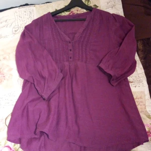 Lila blus - Säljer denna as snygga trekvarts blusen. Jötte fin färg o väldigt bra skick. Säljs då den inte passar💜